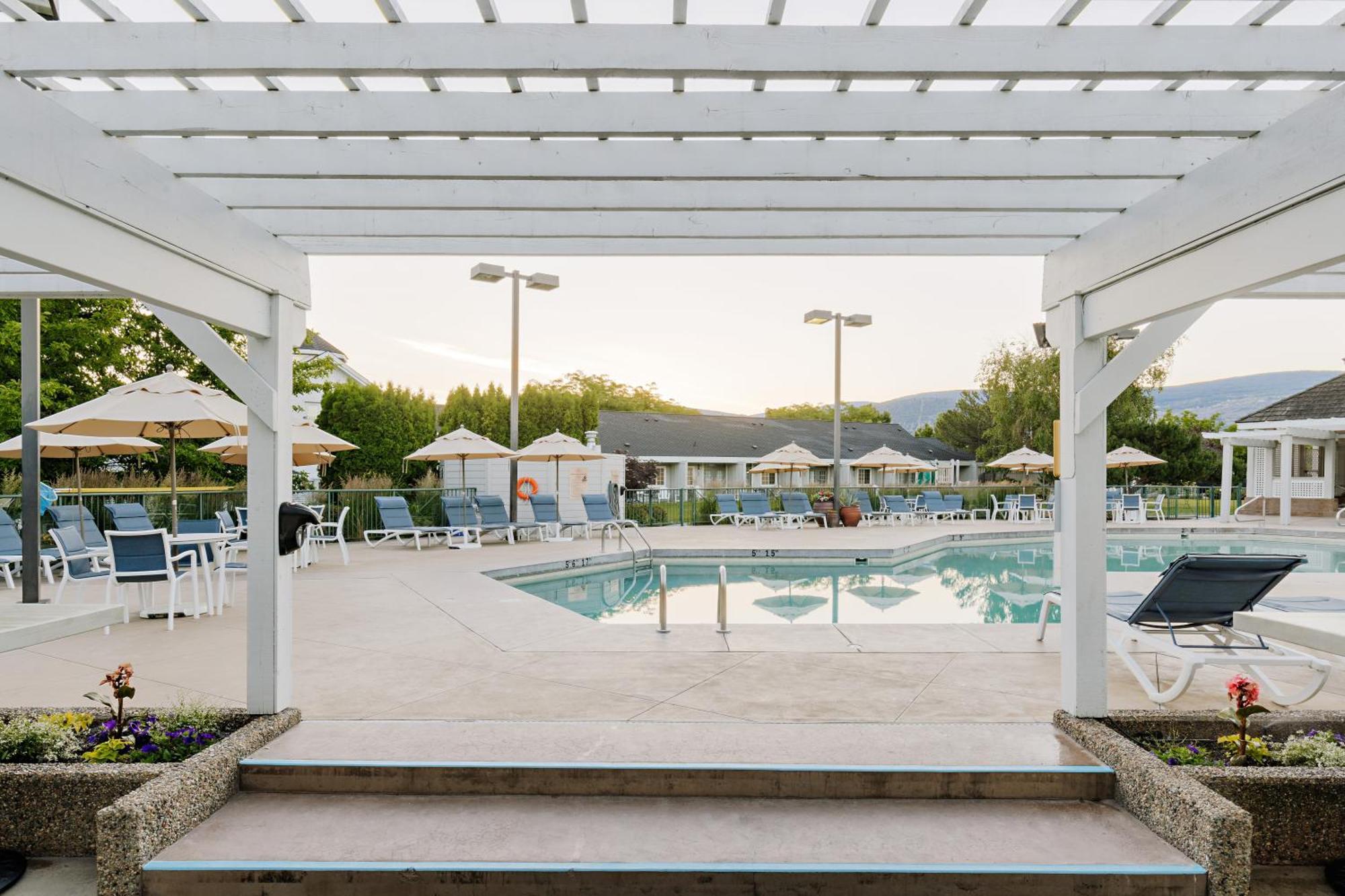 Balcomo, A Ramada By Wyndham Penticton Exterior photo