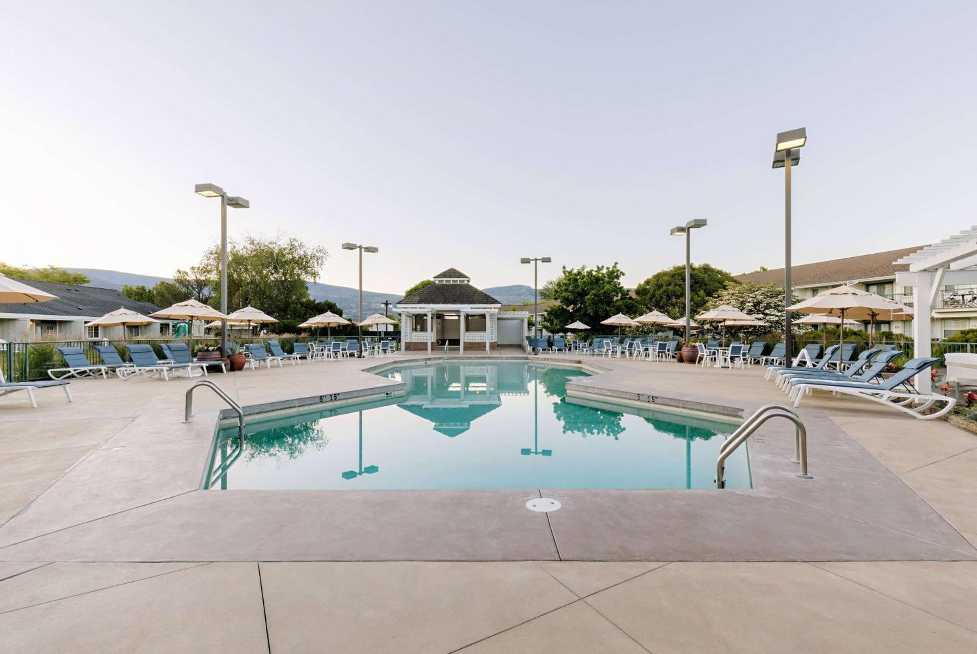 Balcomo, A Ramada By Wyndham Penticton Exterior photo